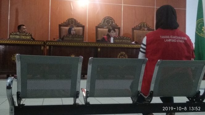 
 Caption : Jumraini terdakwa dugaan Malapraktek, saat menjalani sidang perdananya, di ruang Cakra PN Kotabumi, Selasa (8/10). Foto : Ferdani
