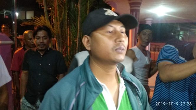 
 Caption foto : Vario ketua RT XI Kelurahan Kotaalam saat memberikan keterangan terkait aktivitas KPK dikediaman Yulias mantan Kabid Bina Marga PUPR Lampura.  