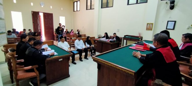 
 FOTO ANGGRI SASTRIADI/RNN  Caption : Tiga koruptor dana desa di Lampura, saat menjalani sidang di PN Kelas IA Tanjungkarang Bandarlampung, Senin (25/11).
