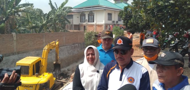 
 Caption : Karim SR, Kepala BPBD Lampung Utara saat di wawancarai Radar Kotabumi seusai melakukan pengerukan aliran sungai baru-baru ini. Foto cw9
