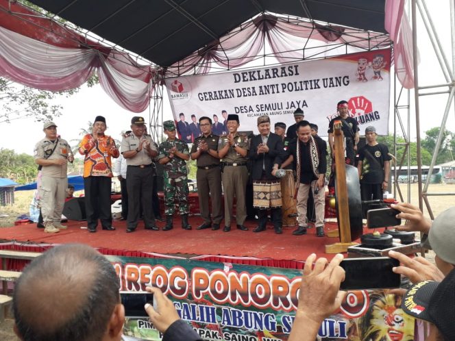 
 Foto IST 
Caption : Anggota Bawaslu Lampung Iskardo P. Panggar, didampingi Ketua Bawaslu Lampura Hendri Hasyim, dan Forkopimda saat memukul gong, saat melounching deklarasi Gerakan Desa Anti Politik Uang, Kamis(21/11).
 