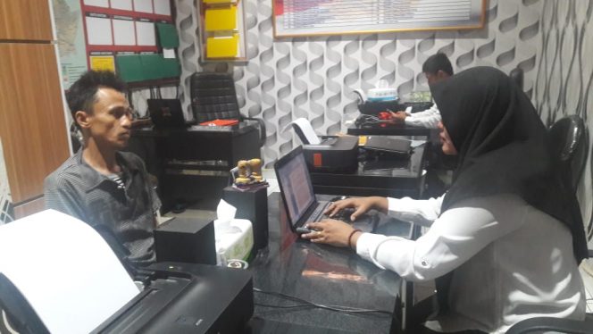 
 Foto : Humas Polres Lampura
Caption : Yamunas, tersangka penusukan terhadap Yeni Farida saat menjalani penyidikan di ruang unit PPA Satreskrim Polres Lampura, Selasa (18/11).