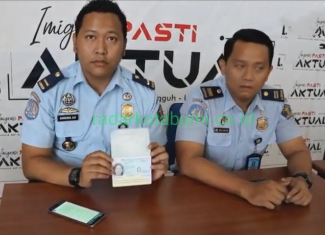 
 Langgar Perizinan, Turis Asal Belanda Dideportasi Kekampung Halamannya
