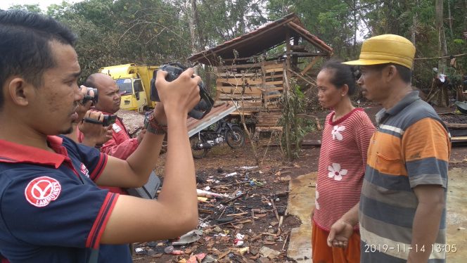 
 Caption : Aman, dan Sukini, saat dikonfirmasi sejumlah awak media, pasca angin puting beliung yang melanda kediaman Lambang Suhardi, foto dibidik Kamis  (14/11). Foto : Ferdani  