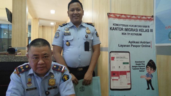 
 Foto CW9
Caption : Bachtiar, Kepala Kantor Imigrasi Kelas III Non TPI Kotabumi didampingi Kasubsi Teknologi Informasi Intelijen dan Penindakan Khresna Aji Pranata, saat dijumpai Radar Kotabumi, Selasa (19/11).