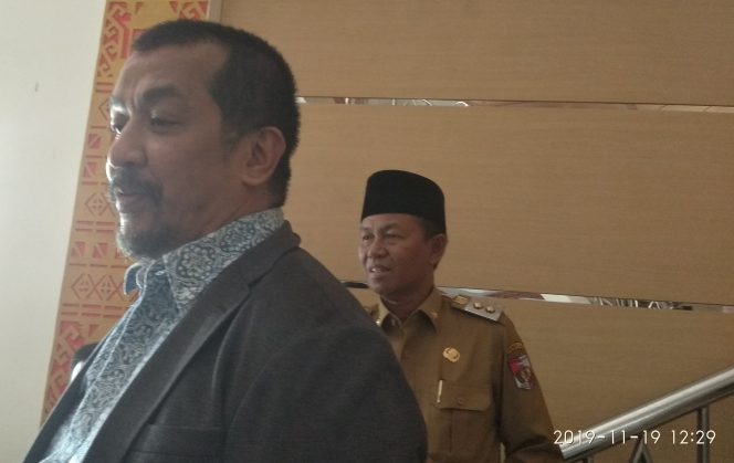 
 Foto : Ferdani
Caption : Kepala devisi pencegahan KPK, Dian Fatri saat dikonfirmasi sejumlah awak media terkait kehadirannya di Pemkab Lampura, Selasa (19/11).
