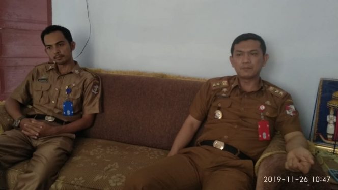 
 Foto : Ferdani  Caption : Ilham Akbar Kepala Disporapar Lampura, didampingi Kabid Pariwisata Redy Apriyansyah, saat dikonfirmasi terkait Normalisasi Bendungan Way Tebabeng, Selasa (26/11).