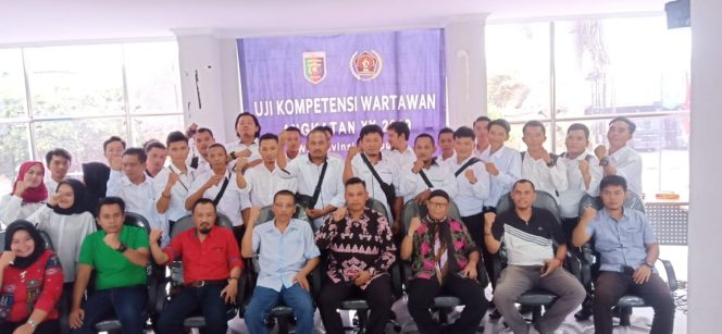 
 Foto IST 
Caption : Para peserta UKW ke XX PWI Lampung, saat berpose bersama tim penguji, dan jajaran PWI Lampung, Minggu (24/11).
 