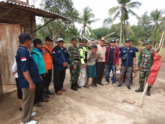 
 Caption foto : Tim Gabungan Penanggulangan Bencana Alam Way Kanan sedang melakukan pemantauan sekaligus memberikan bantuan kepada korban angin puting beliung yang ada di kecamatan Bumi Agung, Rabu (13/11)