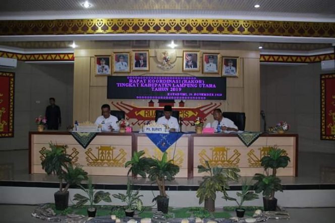 
 Caption : Hi. Budi Utomo, Plt Bupati Lampung Utara saat tengah memimpin Rapat Koordinasi yang diadakakan di aula gedung tapis, Rabu (20/11).