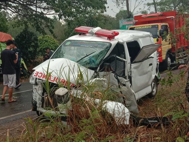 
 Foto : Ferdani  Caption : Kondisi mobil ambulance setelah terlibat lakalantas dengan mobil Fuso pengangkut singkong, foto dibidik Sabtu (02/10).  