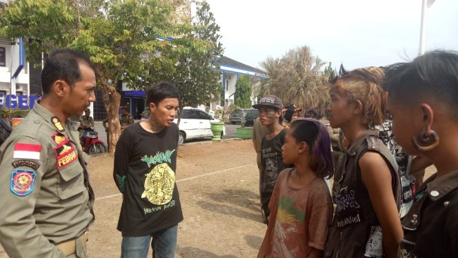 
 Foto CW9
Caption : Sejumlah anak punk saat dilakukan pembinaan dan didata anggota Satuan Polisi Pamong Praja, usai diamankan dari sejumlah daerah, Selasa (26/11).
 