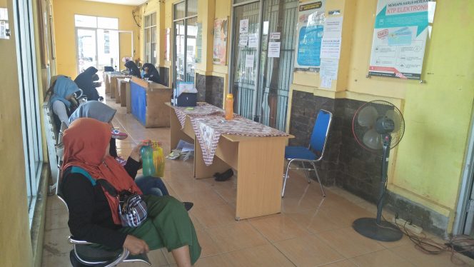 
 Foto CW9
Caption : Sejumlah warga tampak tengah menunggu antrian untuk mengurus kelengkapan dokumen kependudukan di kantor Disdukcapil Lampung Utara, Selasa (19/11).
