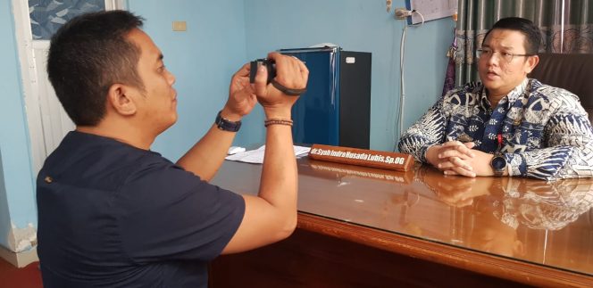 
 Caption foto : dr.Syah Indra Husada Lubis, SP.Og plt RSD Ryacudu Kotabumi saat diwawancarai, Minggu  (3/11)
