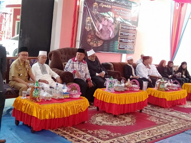 
 Caption foto : Guru mulia Syeikh Zakaria  Muhammad Marzoug Al Husaini Al Yari bersama Joni Saputra  pada acara peringatan Maulid Nabi Muhammad SAW 1441 H, dikediaman Joni Saputra Wakil Ketua III DPRD Lampung Utara (Lampura), di desa Bangun Sari Kecamatan Abung Surakarta, Senin (4/11).
