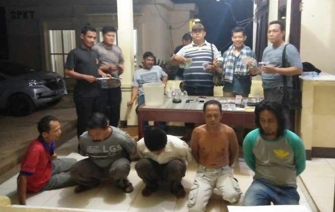 
 Foto : Dokumen Polsek Abung Timur
Caption : Lima pelaku judi beserta barang bukti saat diamankan di Mapolsek Abung Timur, Selasa (12/11).
