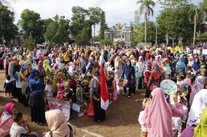 
 Foto : Ferdani  Caption : Tampak antusias ratusan peserta karnaval PAUD se-Lampura dalam rangka peringatan Hari Guru Nasional(HGN) Tahun 2019, di Halaman Pemkab Lampura, Jum'at(15/11).
