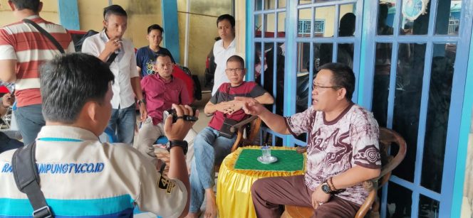 
 Foto : Ferdani
Caption : HM anggota DPRD Lampura dari komisi I, Fraksi Demokrat saat menyampaikan klarifikasi terkait tuduhan mesum yang dialamatkan kepadanya. Foto dibidik di kediamannya Senin (25/11).