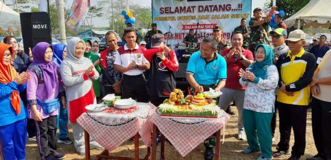 
 Foto : Humas Polres Lampura  Caption : Kakimal Lampung Letkol Laut KH. Sri Depranoto M. Bt., saat memotong nasi tumpeng, dengan disaksikan Forkopimda Lampura, Sabtu(16/11).
