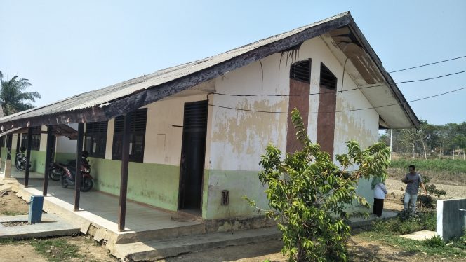 
 Caption : Salah satu bangunan gedung SD Negeri 3 Kalicinta yang tampak mengalami kerusakan dengan kondisi cukup memprihatinkan.  Foto cw9 
