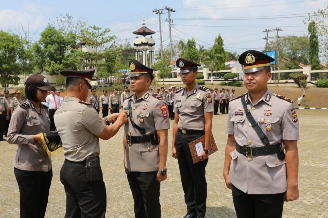 
 Foto : Ferdani
Caption : Waka Polres Lampura Kompol Zulkarnain, saat memimpin upacara sertijab Kasat Narkoba dari AKP Andri Gustami kepada IPTU Aris Satrio Sujadmiko, di Halaman Mapolres setempat Senin (25/11).
