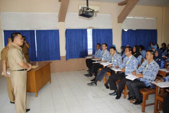 
 Foto : Ferdani  Caption : Plt Sekda Lampura Hi. Sofyan saat membuka ujian dinas dan penyesuaian di kampus STIE Ratula Kotabumi, Selasa (12/11).