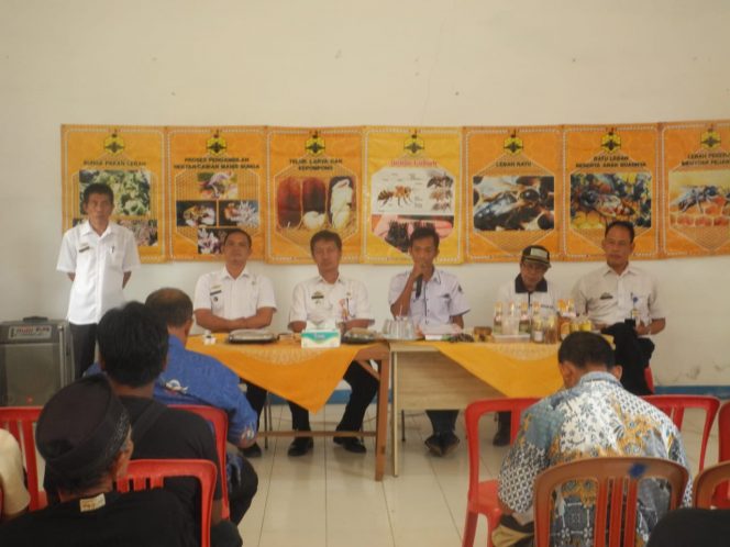 
 Foto IST
Caption : Tampak Masyarakat saat mengikuti pemaparan tentang budi daya lebah di Desa Sumber Arum Kecamatan Kotabumi.