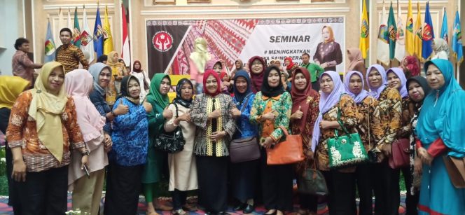 
 Foto IST :  Plt. Ketua TP-PKK Lampura Hj. Nur Endah Sulastri saat foto bersama dengan para pengrajin UMKM ketika menghadiri Seminar di Bandarlampung, Selasa (17/12).