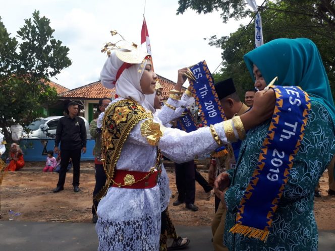
 Foto IST 
Caption : Ketua tim penilai Kesrak PKK - KKBPK Provinsi Lampung Uliantina Meiti, dan Plt. Bupati Lampura Hi. Budi Utomo, disambut para penari saat hadir di Desa Mulyorejo I, Kecamatan Bungamayang, Selasa (3/12).
 