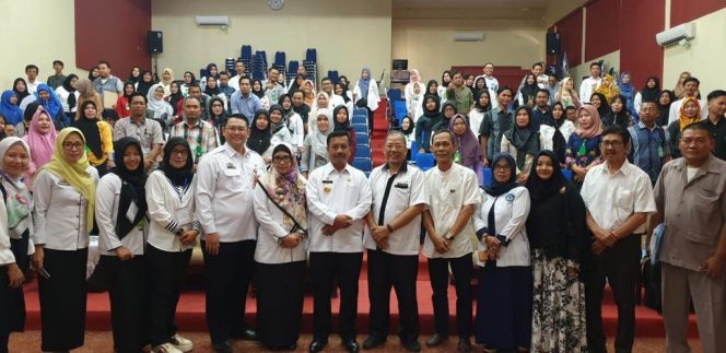 
 Foto IST
Caption : Asisten II Toto Sumedi diampingi Plt. Direktur RSUD dr. Syah Indra Husada, pihak Unila dan para peserta Rekrutmen Pegawai Non PNS saat Foto Bersama di Gedung Unila Lampung.