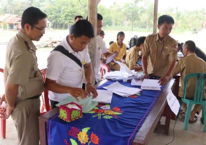 
 Foto : Ferdani  Caption : Seksi Penataan Pertanahan ATR/BPN Lampura Eko Budi Kuncoro, saat memeriksa ulang sertifikat tanah yang akan diserahkan kepada masyarakat Desa Negeri Ujungkarang, melalui program PTSL, Selasa (3/12).