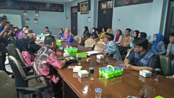 
 Caption : Suasana Hearing yang digelar Komisi IV Dewan Perwakilan Rakyat Daerah (DPRD) Lampura bersama pihak RSD HM. Ryacudu Kotabumi terkait seleksi penerimaan pegawai BLUD. Foto Pranata Riano
