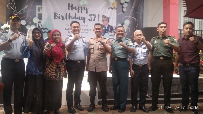 
 Caption foto :  Ka Rutan Kelas IIB Kotabumi Denial Arief (Tengah,Red) saat berfose bersama Ketua PWI dan unsur Forkopimda Lampura usai merayakan acara Ultah, foto dibidik di Rutan Kelas IIB Kotabumi Selasa (17/12).
