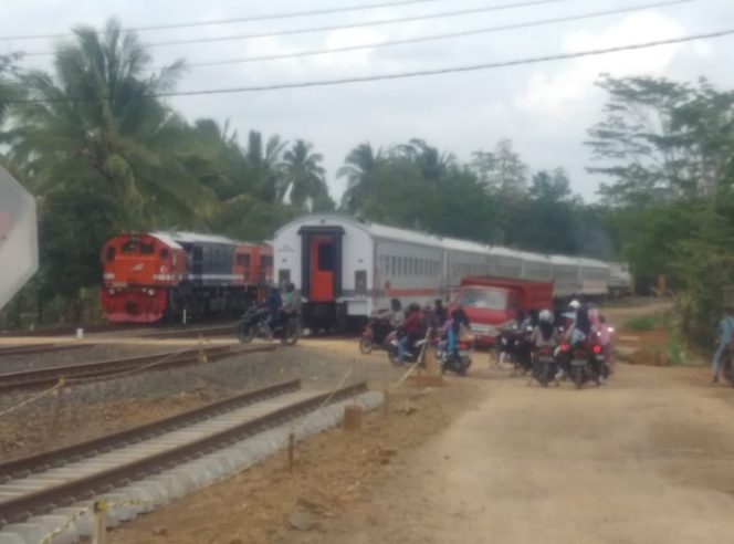
 Ket foto:   Kepala Desa Banjar Wangi, Mudasir saat menunjukan jalan yang ada di perlintasan kereta api di dekat Stasiun Cempaka, Lampung Utara, Rabu (4/12).