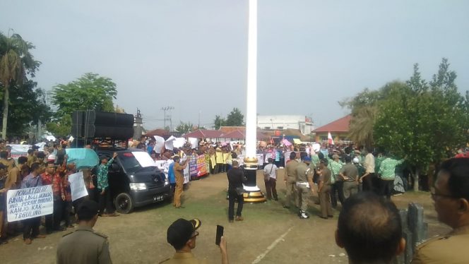 
 Foto : Ferdani
Caption : Ratusan Perangkat Desa Se-Lampura saat menggelar aksi di halaman Pemkab setempat, terkait realisasi ADD 2019, Senin (2/12).  