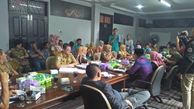 
 Foto Pranata Riano
Caption : Suasana Hearing yang digelar Komisi IV Dewan Perwakilan Rakyat Daerah (DPRD) Lampura bersama pihak RSD HM. Ryacudu Kotabumi terkait seleksi penerimaan pegawai BLUD, Selasa (10/12). 