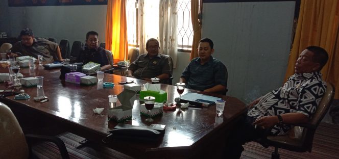
 Foto Heri Maulana 
Caption : Ketua Komisi I DPRD Lampura, Rachmat Hartono saat memberikan keterangan usai memimpin hearing bersama APDESI Lampura, di Ruang rapat DPRD setempat, Senin (2/12). 