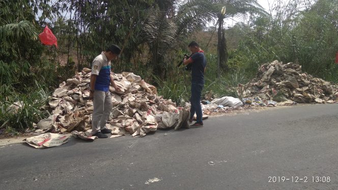 
 Foto : Ferdani
Caption : Terlihat tumpukan sampah yang berasal dari limbah kertas semen, tampak mengotori dan memakan badan jalan, foto dibidik di Jalinbar Desa Dwikora Kecamatan Bukitkemuning, Senin (2/12).