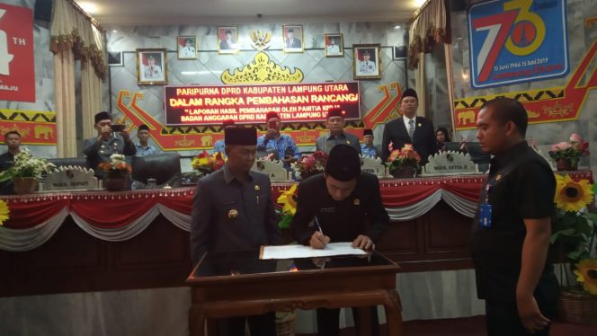 
 Foto IST 
Caption : Ketua DPRD Lampura, Romli, bersama Plt. Bupati, Hi. Budi Utomo, saat penandatangan persetujuan bersama APBD 2020, jumat(29/11).