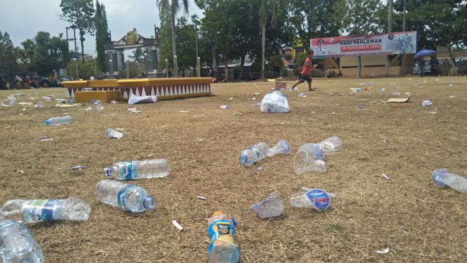 
 Foto : Pranata Riano 
Caption : Sisa-sisa sampah berupa botol minuman sejumlah poster tampak menghiasi halaman kantor Pemkab Lampura sesaat selesainya aksi digelar, Senin (2/12).