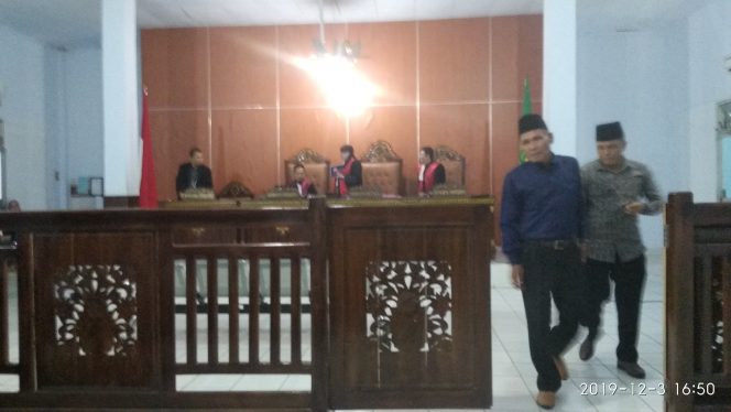 
 Foto : Ferdani
Caption : Anggota DPRD Lampura AS(Sebelah kanan mengenakan baju batik) dan YS(Kiri mengenakan baju kemeja biru) beranjak pergi meninggalkan bangku persidangan, usai sidang digelar Selasa (3/12).