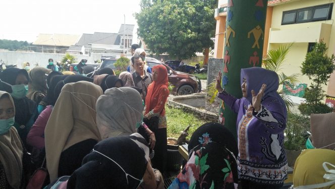 
 Foto Pranata Riano  Captioan : Hj. Sandy Juwita,  saat mencoba menenangkan para TKS yang terancam “dirumahkan” akibat hasil pengumuman seleksi penerimaan pegawai BLUD RSD Ryacudu Kotabumi yang banyak menuai protes, Selasa(10/12). 