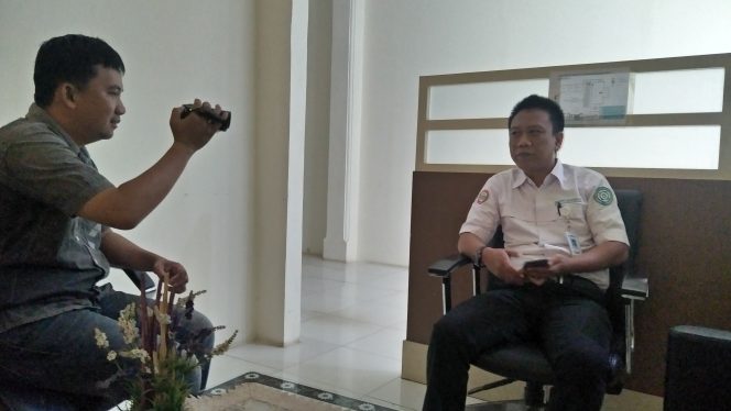 
 Foto Pranata Riano
Caption : Kabid SDM Umum dan Komunikasi Publik, BPJS Kesehatan Cabang Kotabumi Dodi Sumardi, saat diwawancarai terkait pengaktifan peserta PBI, Senin (16/12). 