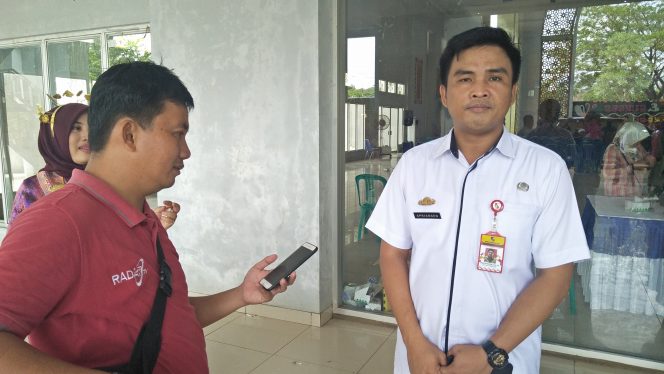 
 Foto Pranata Riano
Caption : Kabag Organisasi Pemkab Lampura, Apriansen Prawayka, saat diwawancarai terkait hasil penilaian pelayanan publik oleh Ombudsman perwakilan Lampung belum lama ini. 