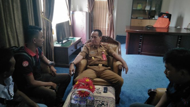 
 Foto Pranata Riano  Caption : Kepala Inspektorat Lampura Mankodri, saat diwawancarai awak media terkait perkara perceraian diruang kerjanya belum lama ini.  