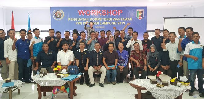 
 Foto IST
Caption : Peserta Workshop Penguatan Kompetensi Wartawan, saat berpose bersama dengan narasumber di Balai Wartawan PWI Lampung, Sabtu(22/12).
