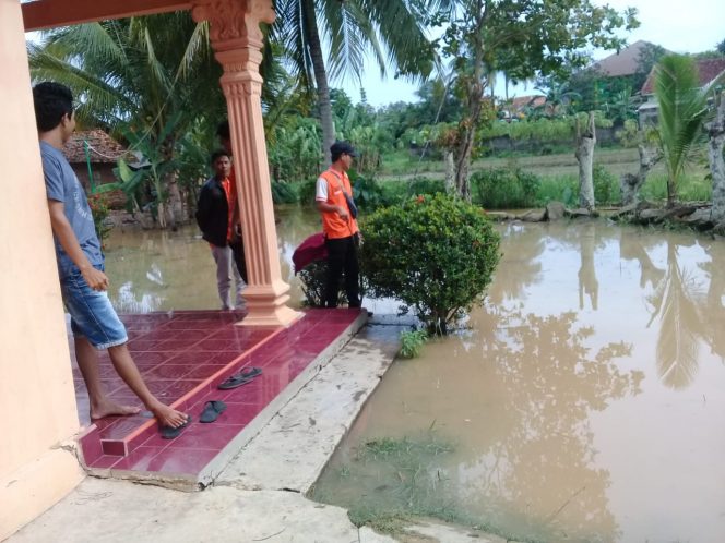 
 Foto IST
Caption  : Tim TRC BPBD Lampura saat meninjau banjir di Perumahan Griya Nuwo Mafan yang ada di Kelurahan Kelapa Tujuh.