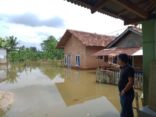 
 Foto RIA  Camat Kotabumi Selatan Sarihusin saat meninjau banjir di Kelurahan Kota Alam tepatnya di SKB.
