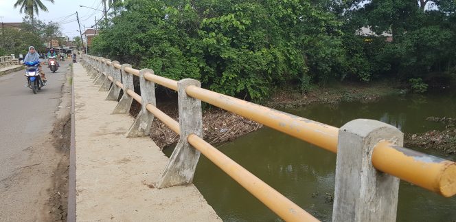 
 Foto Radar Kotabumi  1. Caption :  Debit air di aliran Sungai Way Umban, hingga Minggu (5/1) petang masih terlihat normal. Foto Dibidik di jembatan Kaliumban, Kelurahan Tanjung Aman, Kecamatan Kotabumi Selatan.  2. Caption : Tampak sisa-sisa sampah tersangkut di tepian sungai Wayabung, pasca terjadi hujan deras beberapa waktu lalu. Foto dibidik di jembatan Muarajaya, Kelurahan Kotabumi Udik, kemarin(5/1).  3. Caption : Meski sudah terpajang plang himbauan larangan membuang sampah, namun sampah masih menumpuk di tepi jalan. Foto dibidik di jembatan Muarajaya, Kelurahan Kotabumi Udik, Minggu (5/1).
 