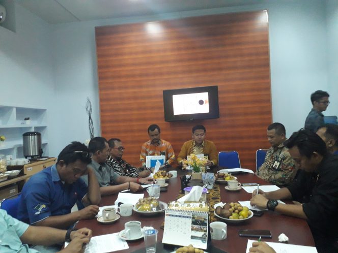 
 Foto Abdi Hamid/Radar Kotabumi  Kepala KPP Pratama Kotabumi Indra Priyadi memberi penjelasan tentang pajak kepada awak media pada acara Media Gathering di aula setempat kemarin.
